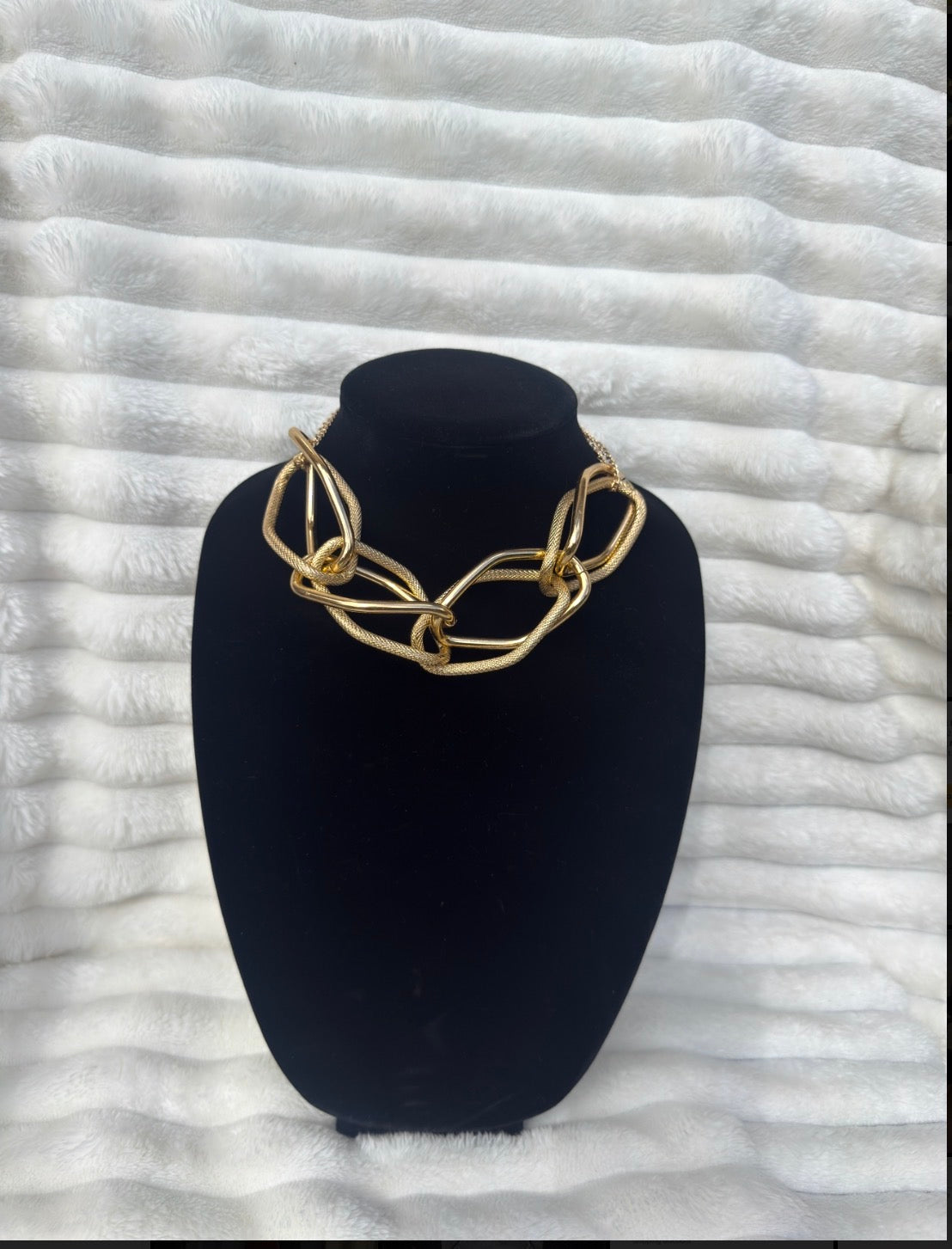 Golden Knot Chain