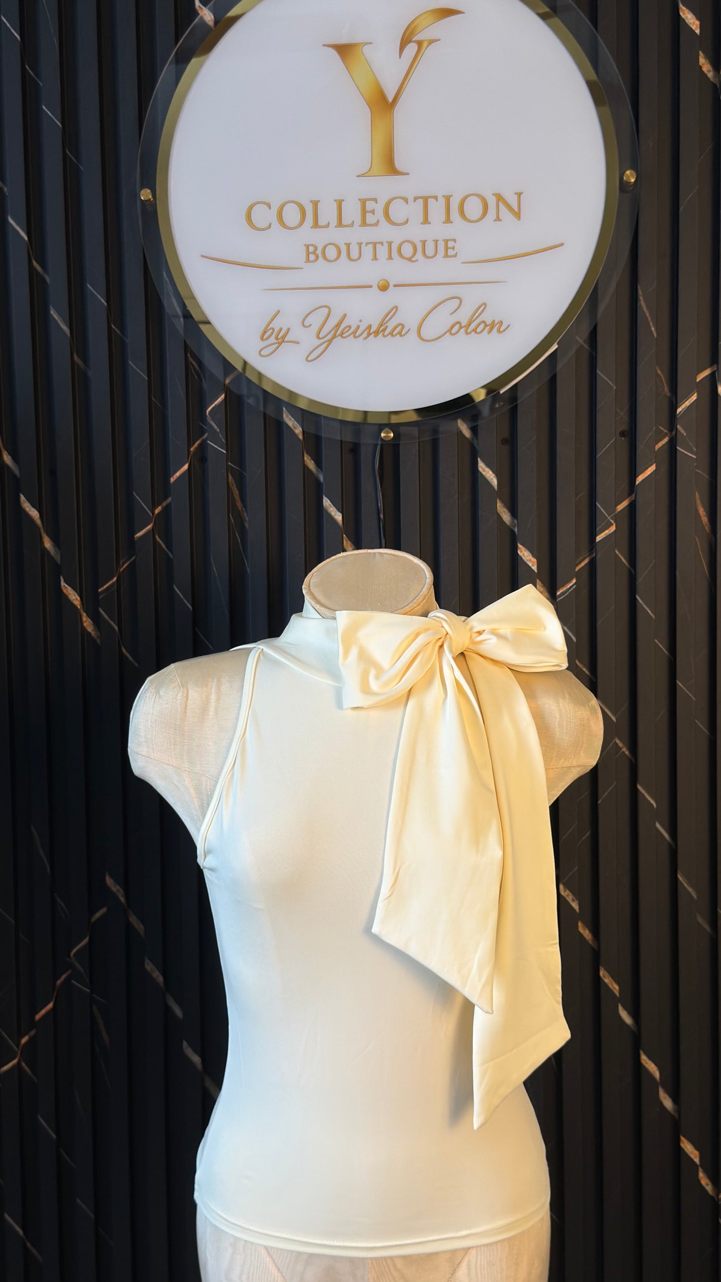 Valentina Bow Top – Beige (Puesta en Small)